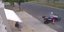 Απίθανη γκάφα μοτοσικλετιστή: Εκλεισε γυναίκα στο γκαράζ