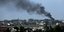 Kαπνοί υψώνονται από στόχους που έπληξαν οι τουρκικές δυνάμεις στο Τελ Αμπιάντ της Συρίας