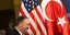 Ο αμερικανός ΥΠΕΞ Μάικ Πομπέο μπροστά από τις σημαίες ΗΠΑ-Τουρκίας
