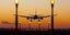 Αεροπλάνο προσγειώνεται στο ηλιοβασίλεμα