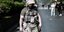 Αστυνομικός μετά τις μάχες με τους κουκουλοφόρους έξω από την ΑΣΟΕΕ