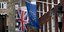 Brexit σημαίες της ΕΕ και Βρετανίας