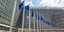 Σημαίες της ΕΕ έξω από το κτίριο όπου στεγάζεται η Ευρωπαϊκή Επιτροπή