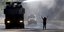 Διαδηλωτής βρέχεται από μάνικα με νερό στη Χιλή