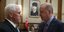 Ο Μάικ Πενς και ο Ταγίπ Ερντογάν ανταλάσσουν χειραψία με παγωμένο βλέμμα με φόντο το πορτρέτο του Κεμάλ -