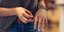 Γυναικεία χέρια με βραχιόλια και δαχτυλίδι 