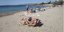 Γέμισε με κόσμο η παραλία στη Σαρωνίδα 
