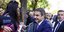 Ο Κυριάκος Μητσοτάκης χαιρετά γυναίκα