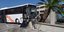 Το λεωφορείο των ΚΤΕΛ Θεσσαλονίκης βρέθηκε πάνω σε τοιχίο στην άκρη του δρόμου