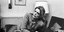 H Μελίνα Μερκούρη κάθεται σε πολυθρόνα σε σαλόνι 