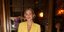 Η Νατάσσα Μποφίλιου με κίτρινο κοστούμι