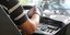 Καταγγελία: Ασυνείδητος οδηγός λεωφορείου παίζει με το κινητό του ενώ οδηγεί