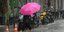 Ροζ ομπρέλα στη βροχή