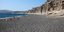 Λουόμενοι σε παραλία της Σαντορίνης κάτω από τον γαλανό ουρανό του Αιγαίου
