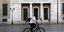 Ποδηλάτης μπροστά από την Τράπεζα της Ελλάδος