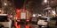 Πυροσβεστικό όχημα σε δρόμο τη νύχτα