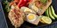 Ρολό κιμά με αυγό σε πιατέλα με γαρνιτούρα αβοκάντο, λεμόνι και πιπεριές