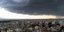 Μαύρα σύννεφα έχουν σκεπάσει τον ουρανό πάνω από την Αθήνα