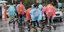 Τουρίστες στη βροχή, βολτάρουν στην Αθήνα με πατίνια 