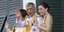 Βασιλιάς Ταϊλάνδης με την σύζυγό του στο μπαλκόνι