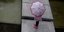 Κορίτσι κρατάει ροζ ομπρέλα