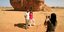 Ζευγάρι βγάζει φωτογραφία στην έρημο