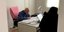 Ο Γάλλος γιατρός Κριστιάν Σενέ στο ιατρείο του εν ώρα εργασίας