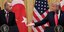 O πρόεδρος των ΗΠΑ Ντόναλντ Τραμπ τείνει το χέρι στον Τούρκο πρόεδρο Ταγίπ Ερντογάν