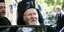 Ο Οικουμενικός Πατριάρχης Βαρθολομαίος μπαίνει στο αυτοκίνητό του