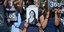 Διαδηλωτές κρατούν φωτογραφίες της δημοσιογράφου που δολοφονήθηκε στη Μάλτα