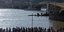 Κόσμος στον Δούναβη κοιτάζει πλοίο που βυθίστηκε