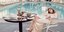 Η Φέι Νταναγουέι καθιστή δίπλα στην πισίνα του σπιτιού της 