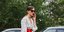 Γυναίκα με κόκκινο κραγιόν μιλά στο τηλέφωνο
