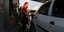 Μια Ιρανή βάζει βενζίνη στο αυτοκίνητό της 