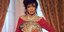 η Τζόαν Κόλινς με φόρεμα και βεντάλια σε καμπάνια του Valentino