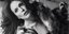 Η ηθοποιός Τζούλιαν Μουρ με μαύρο σουτιέν και γούνα