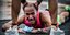 Αθλητής εξουθενωμένος από την υπερπροσπάθεια κλαίει μετά τον τερματισμό του στον 37ο Αυθεντικό Μαραθώνιο Αθήνας