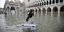 Τουρίστρια στην πλημμυρισμένη Βενετία προσπαθεί να «σώσει» τη βαλίτσα της 