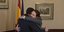 Πέδρο Σάντσεθ και Πάμπλο Ιγκλέσιας αγκαλιάζονται μετά την ανακοίνωση για προκαταρκτική συμφωνία κυβέρνησης