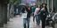 Αυξήσεις στους μισθούς / Εικόνα από πολίτες να περπατούν στη βροχή κοντά στη Βουλή
