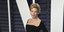 Η Ρενέ Ζελβέγκερ με μαύρο φόρεμα και σκίσιμο στο πλάι