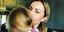 Η Ρούλα Ρέβη φιλά την κόρη της