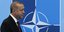 Ρετζέπ Ταγίπ Ερντογάν μπροστά από το σήμα του ΝΑΤΟ