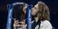 Ο Στέφανος Τσιτσιπάς φιλά το τρόπαιο του ATP Finals