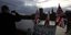 Τουρίστας φωτογραφίζει δίπλα σε βρετανικά σημαιάκια