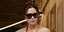 Η Βικτόρια Μπέκαμ με γυαλιά ηλίου και σακάκι