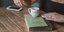 Βιβλίο, κινητό και κούπα καφέ γυναίκας σε τραπέζι