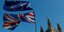 Οι σημαίες της ΕΕ και της Μ. Βρετανίας έξω από το Ουέστμινστερ στο Λονδίνο