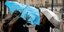Γυναίκες προσπαθούν να κρατήσουν τις ομπρέλες τους ανοικτές λόγω ισχυρών ανέμων