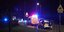 Ασθενοφόρα και αυτοκίνητα της αστυνομίας στο σημείο του ατυχήματος με τραυματίες μαθητές δημοτικού